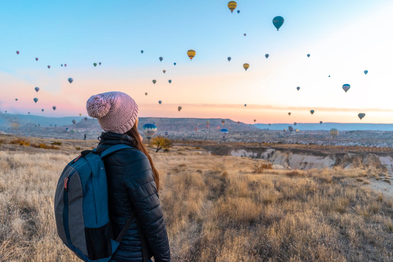 hot air baloons in abruzzo italy Photo by Oleksandr P: https://www.pexels.com/photo/woman-looking-at-hot-air-balloons-3278215/